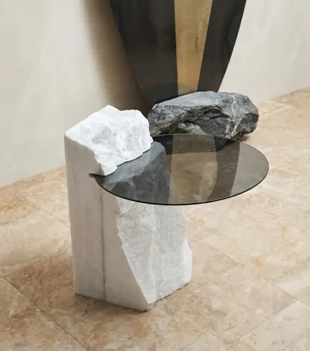 Mesa lateral com blocos de mármore e tampo de vidro fumê